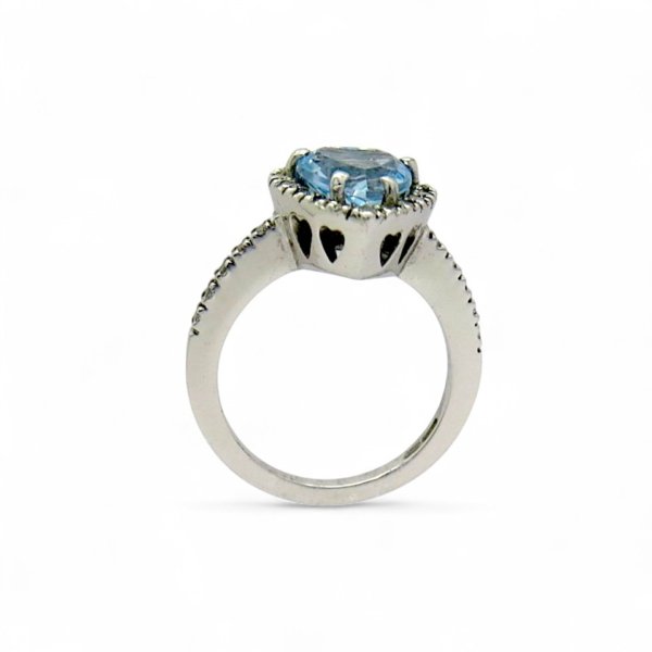 Anello cuore topazio azzurro e contorno in argento 925