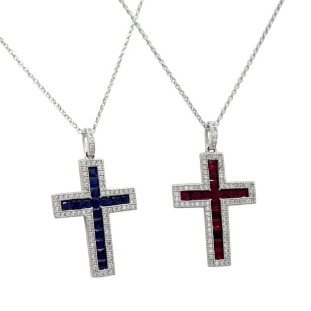 Collana con ciondolo a croce colore
