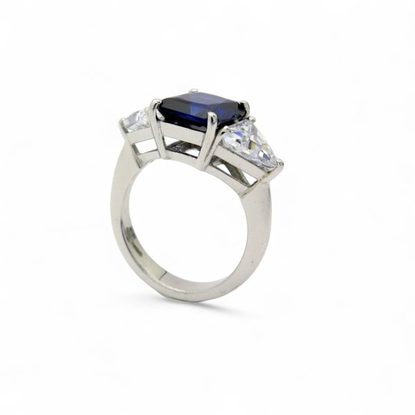 Anello centro blu in argento 925 e pietre triangolare