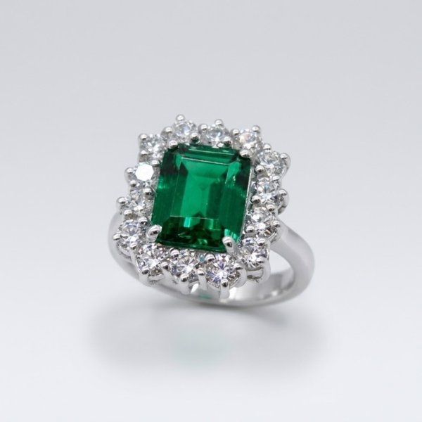 Anello contorno centro verde in argento 925