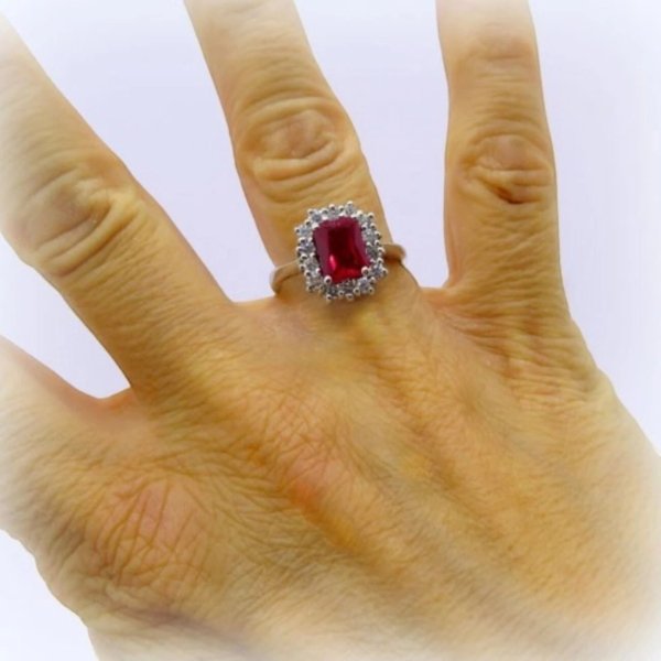 Anello contorno pietra rettangolare rossa in argento 925