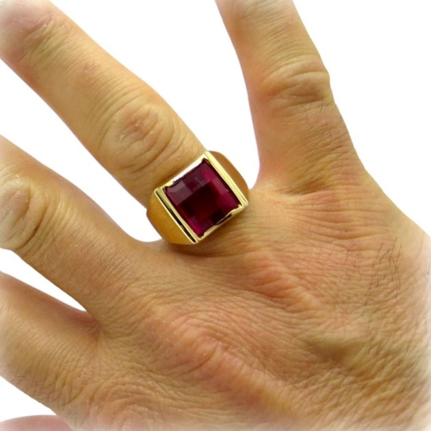 Anello uomo pietra rossa in oro giallo 18 ct