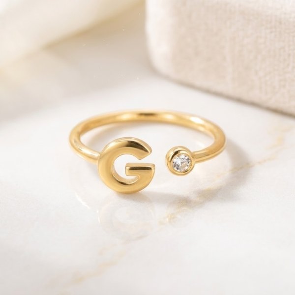 Anello lettera iniziale G in oro e punto luce zircone