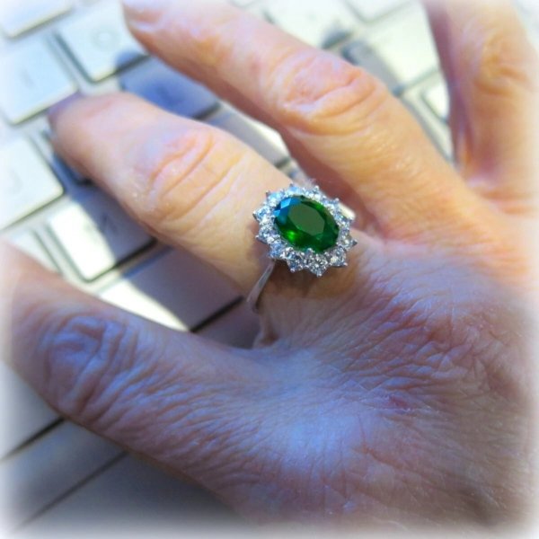 Anello contorno centro verde in oro bianco 18 ct