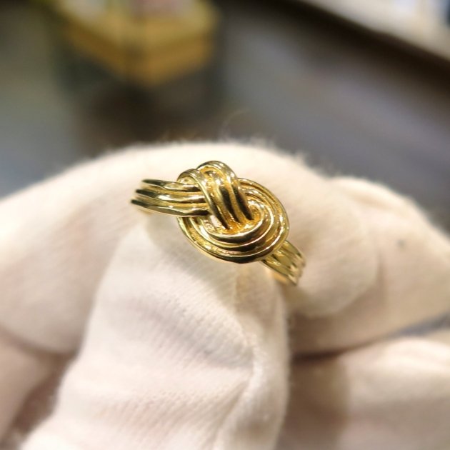 Anello nodo abbraccio in oro giallo 18 ct