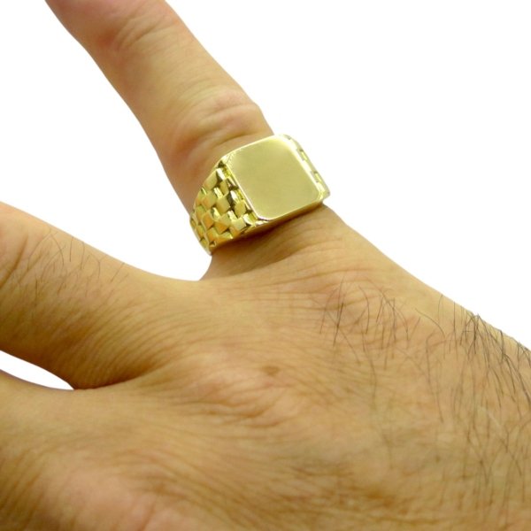 Anello mignolo scudo uomo in oro giallo 18 ct indossato