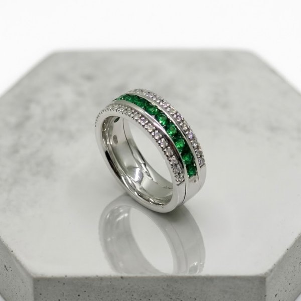 Anello artigianale fascia pietre verdi in argento