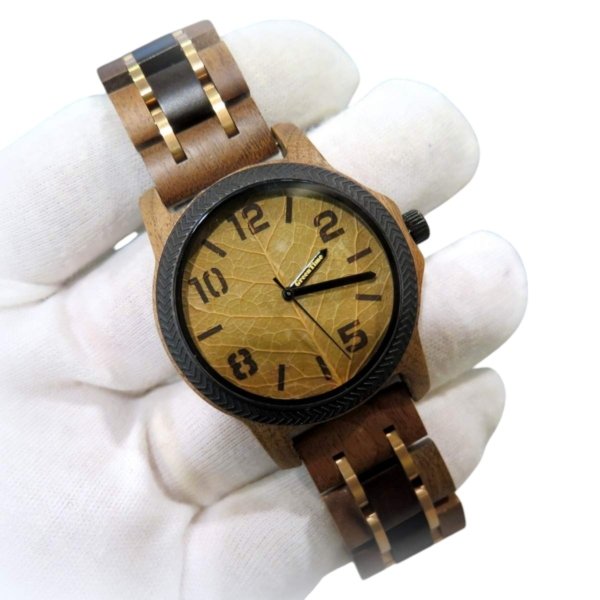 Orologio in legno e foglia di quercus glauca