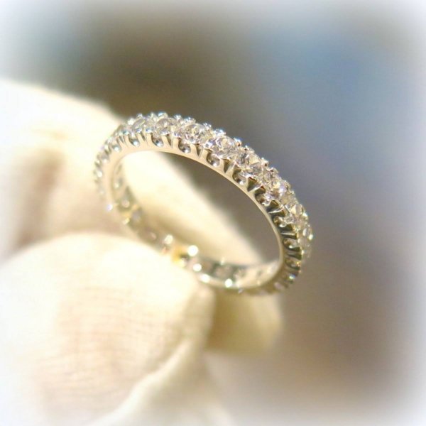 Anello eternity fedina circolare in oro bianco 18 ct