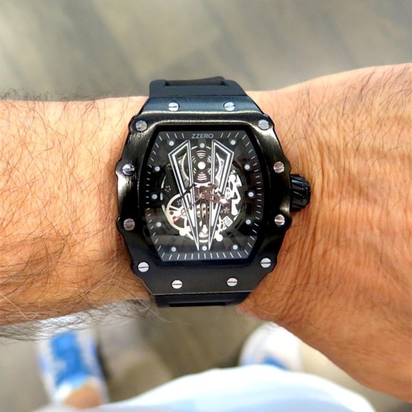 Orologio black cassa tonneau zzero