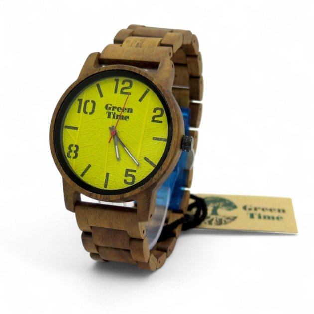Orologio in legno e foglia gialla di quercus glauca