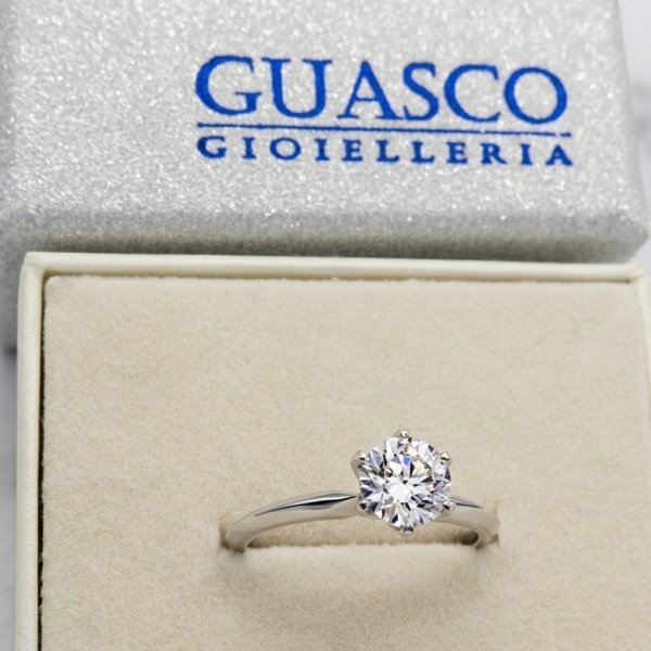 Anello fidanzamento solitario in oro 18 ct bianco