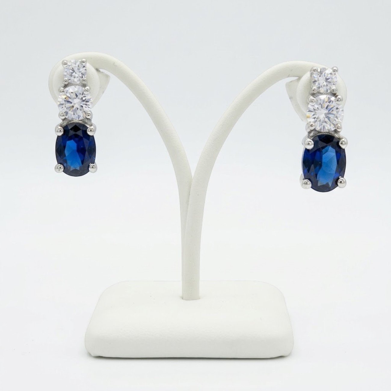 Orecchini pietra ovale blu color zaffiro in argento 925